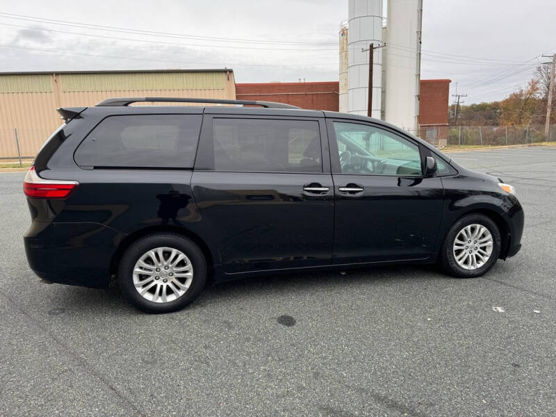 2016 Toyota Sienna XLE photo 10