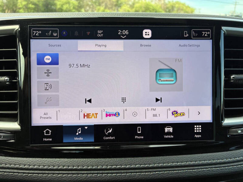 2027 Chrysler Pacifica Select