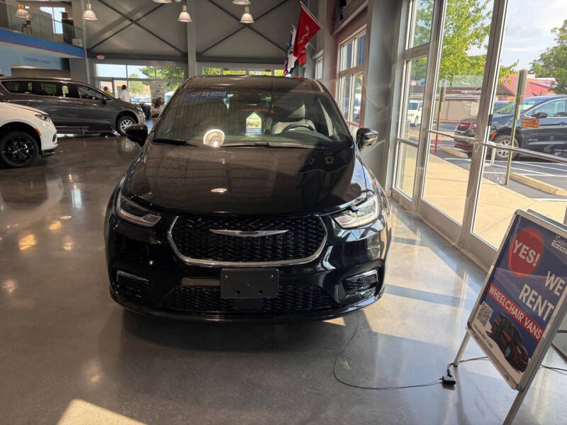 2025 Chrysler Pacifica Select