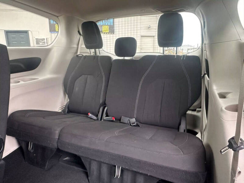 2023 Chrysler Voyager LX