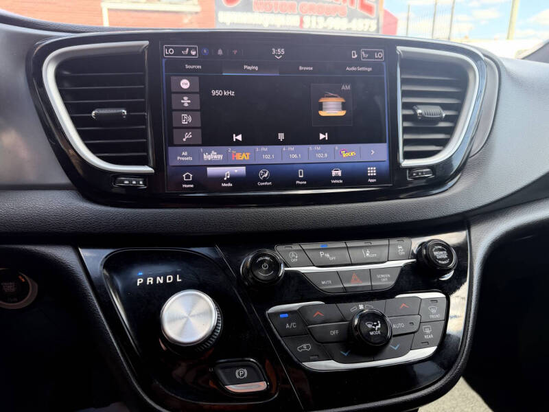2025 Chrysler Pacifica Select