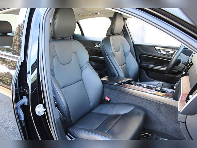 2022 Volvo S60 B5 Momentum