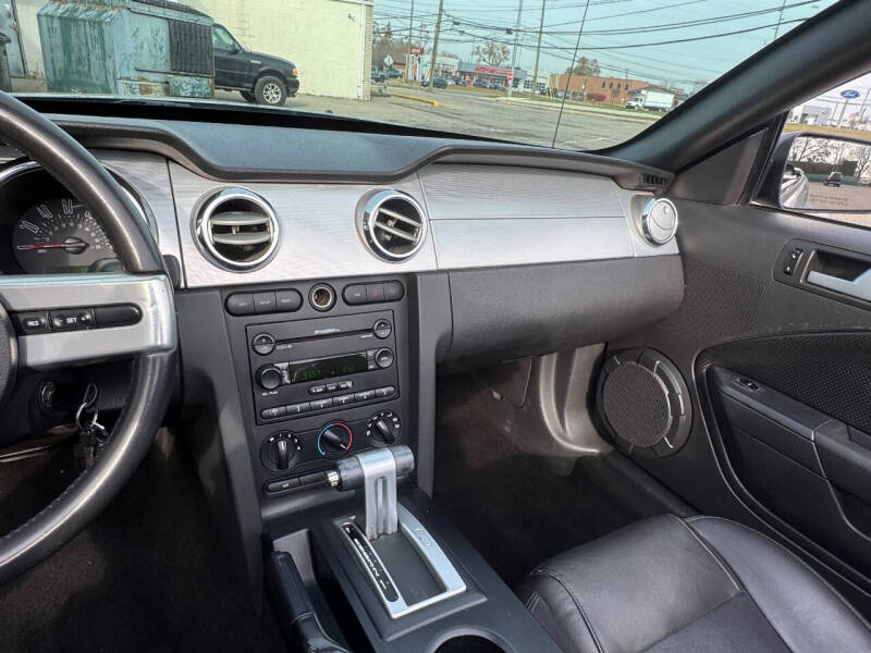 2005 Ford Mustang V6 Deluxe