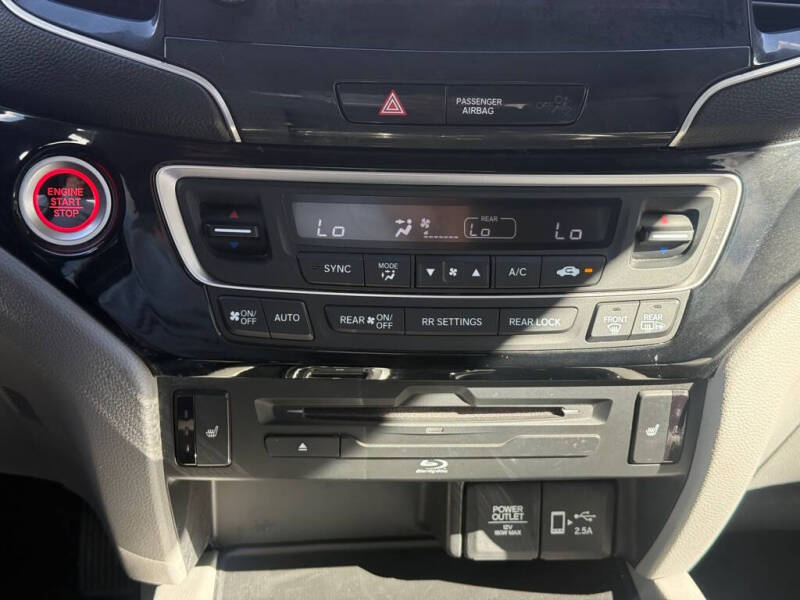 2021 Honda Pilot Touring w/Rear Captain's Chairs