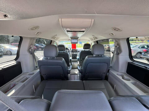 2011 Volkswagen Routan SE