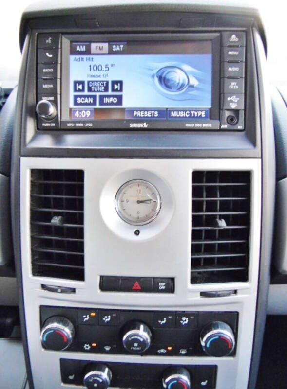 2010 Chrysler Town & Country null photo 17