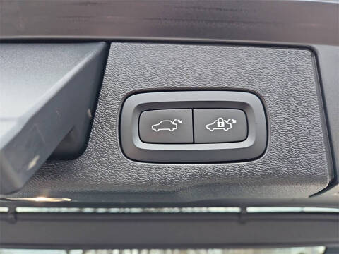 2023 Volvo XC60 B6 Ultimate Dark Theme