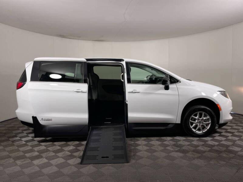 2024 Chrysler Voyager LX