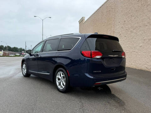 2017 Chrysler Pacifica Touring-L Plus