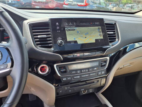 2022 Honda Pilot Touring w/Rear Captain's Chairs