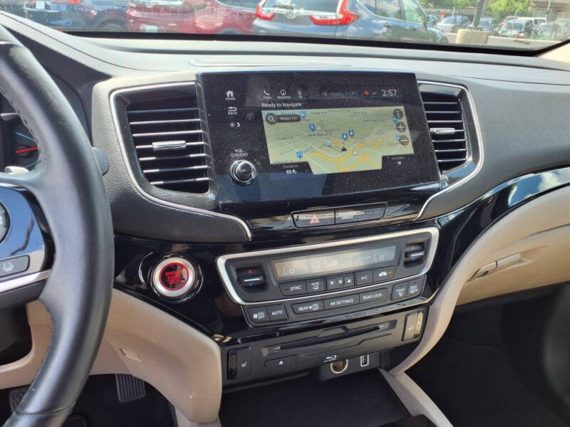 2022 Honda Pilot Touring w/Rear Captain's Chairs