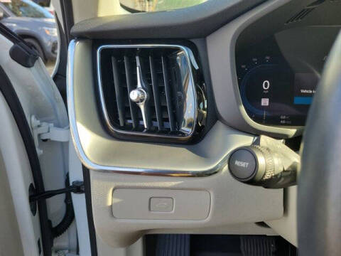 2024 Volvo XC60 B5 Core Dark Theme