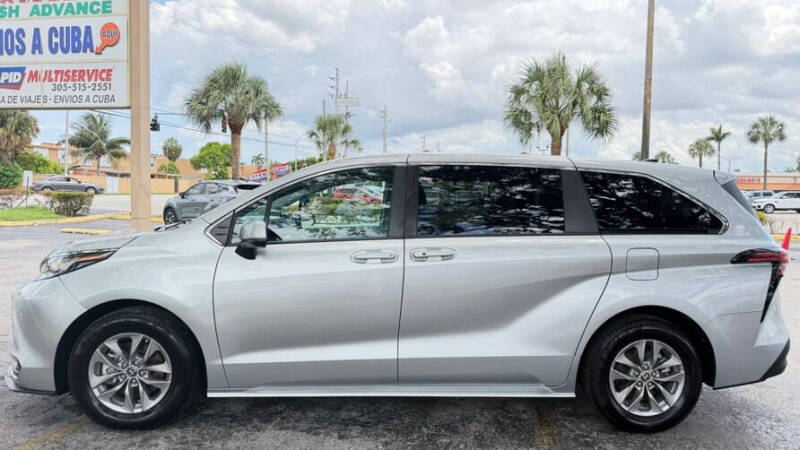 2022 Toyota Sienna LE 8-Passenger