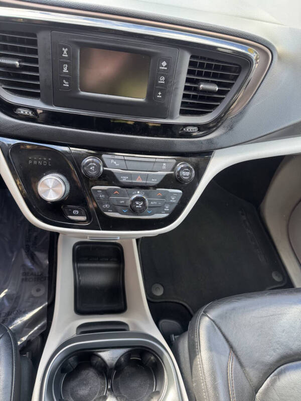 2017 Chrysler Pacifica Touring-L