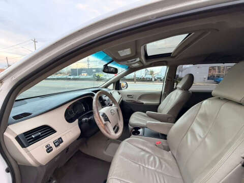 2013 Toyota Sienna XLE 8-Passenger