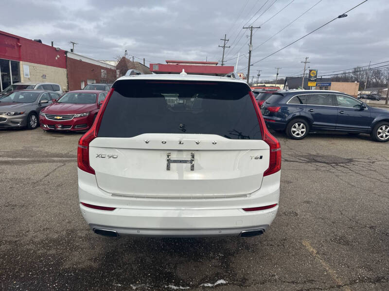 2016 Volvo XC90 T6 Momentum