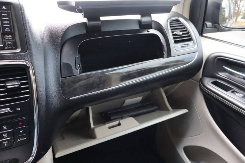 2013 Chrysler Town and Country Touring