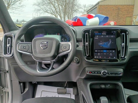 2025 Volvo XC40 B5 Plus Dark Theme