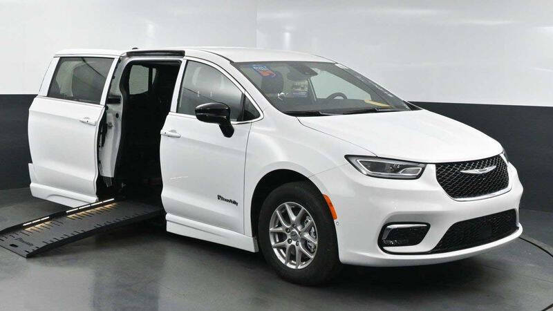 2025 Chrysler Pacifica Select's photo