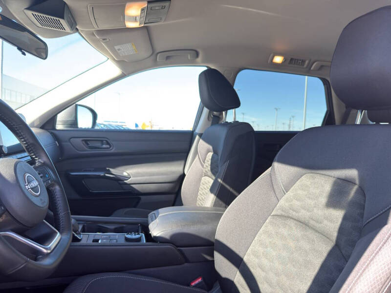 2025 Nissan Pathfinder SV