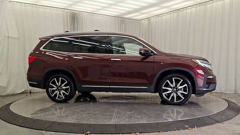 2019 Honda Pilot Touring w/Rear Captain's Chairs