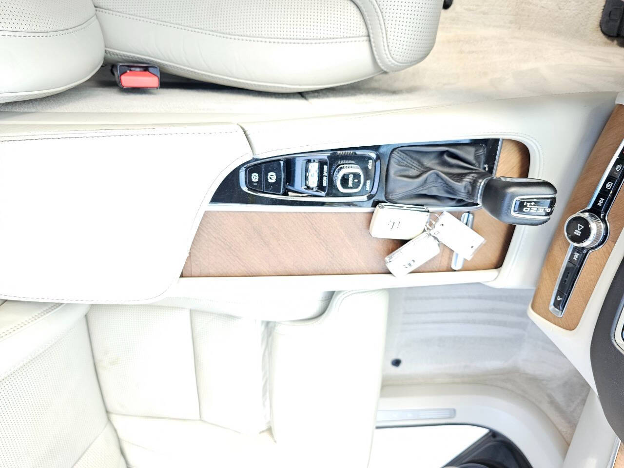 2016 Volvo XC90 42