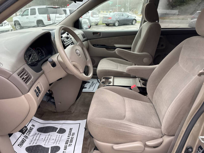 2005 Toyota Sienna LE 8 Passenger