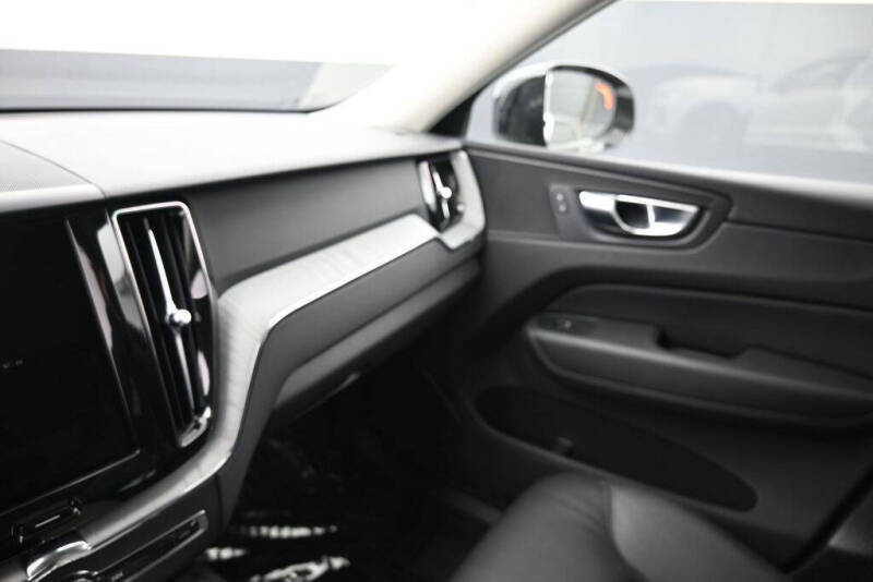 2025 Volvo XC60 B5 Plus Dark Theme