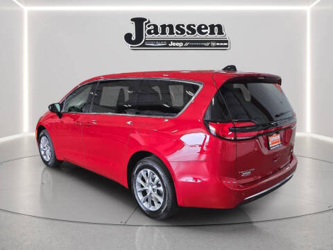 2027 Chrysler Pacifica Select
