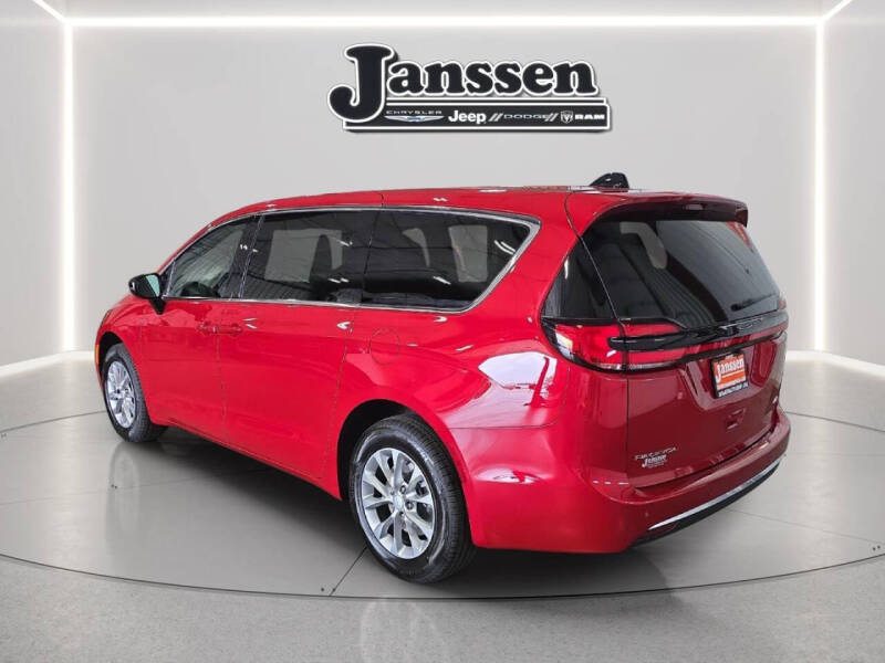 2027 Chrysler Pacifica Select