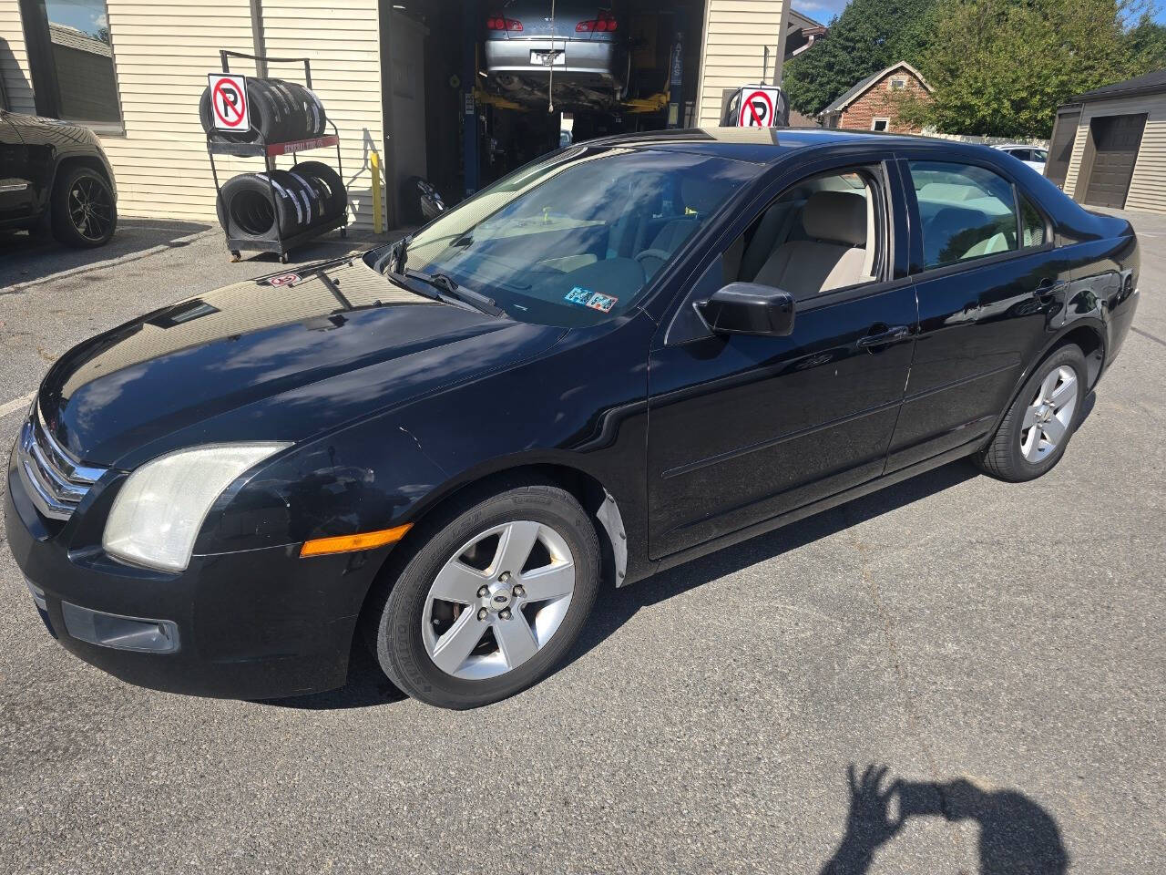 2006 Ford Fusion for sale at QUEENSGATE AUTO SALES in York, PA