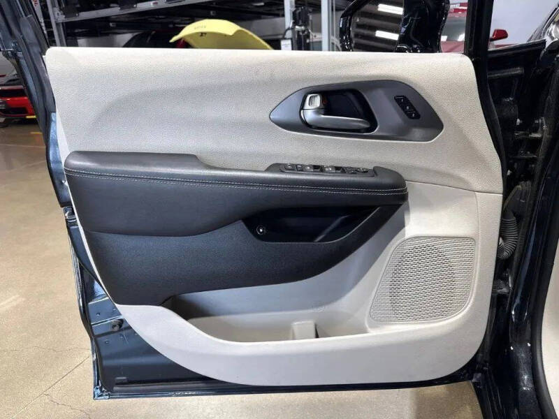 2024 Chrysler Pacifica Plug-In Hybrid Select