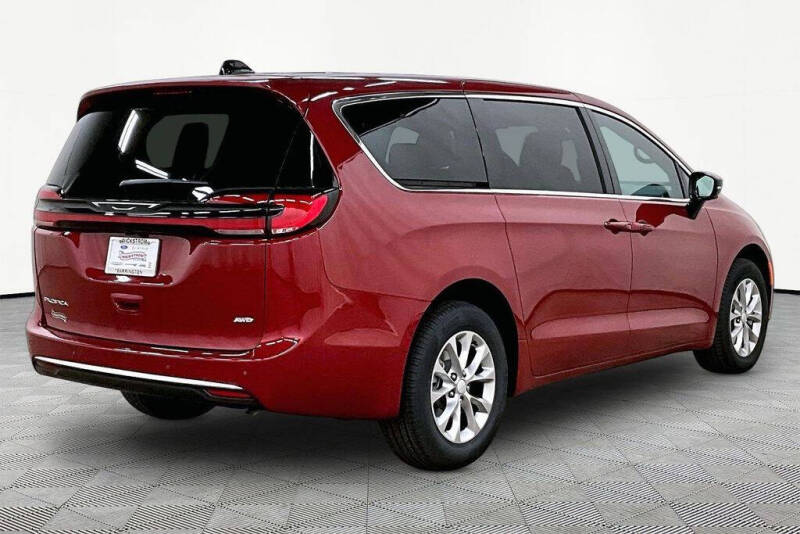 2027 Chrysler Pacifica Select