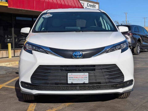 2025 Toyota Sienna LE 8-Passenger