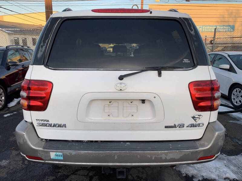 2004 Toyota Sequoia SR5