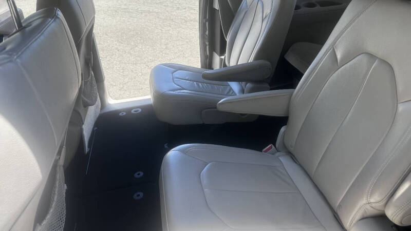2017 Chrysler Pacifica Touring-L