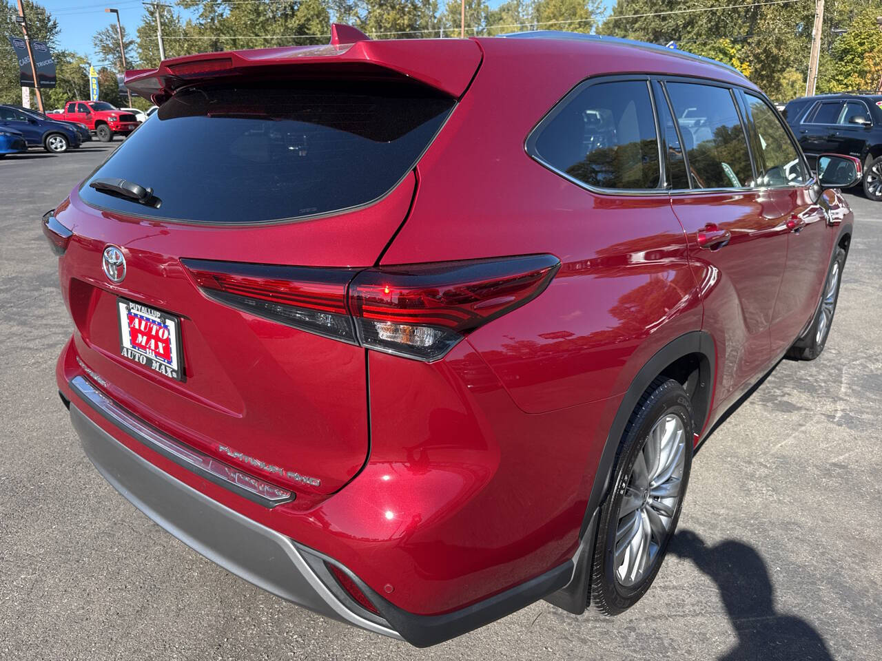 used 2022 Toyota Highlander car, priced at $38,299