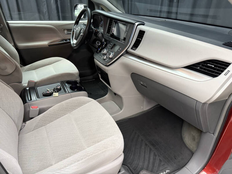 2017 Toyota Sienna LE 8-Passenger