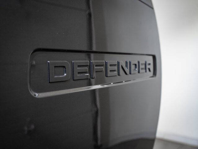 2024 Land Rover Defender 130 P400 Outbound