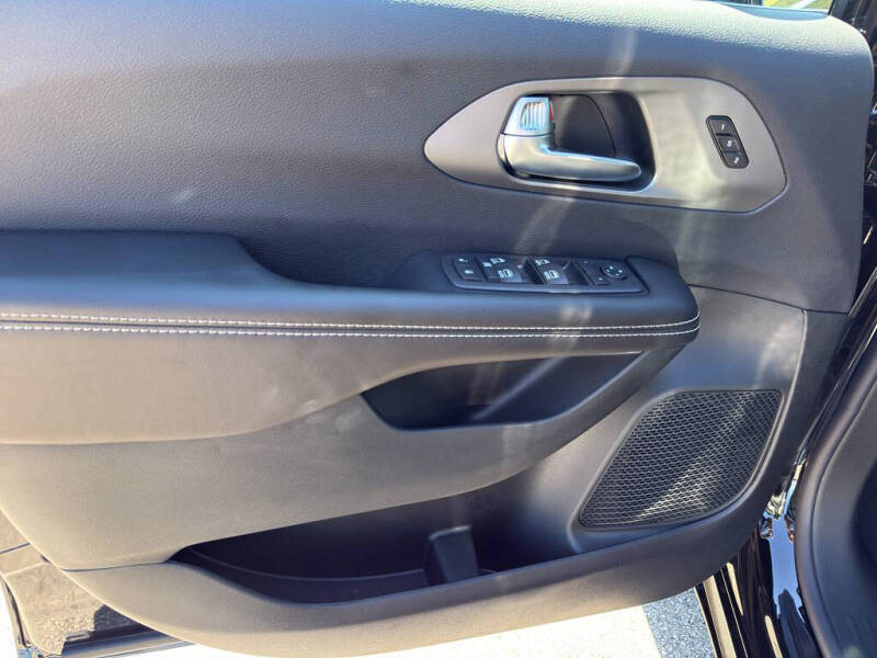2027 Chrysler Pacifica Select