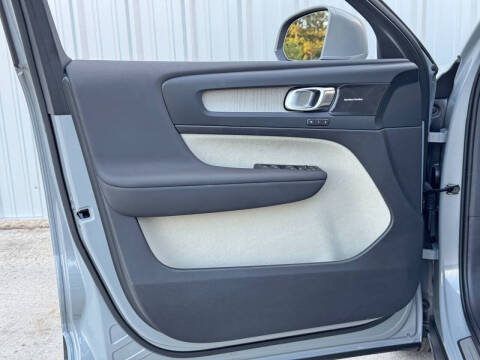 2024 Volvo XC40 B5 Ultimate Bright Theme