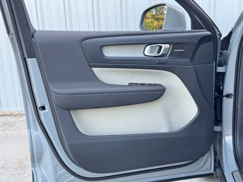 2024 Volvo XC40 B5 Ultimate Bright Theme