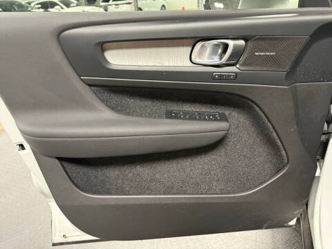 2023 Volvo XC40 B5 Plus Bright Theme