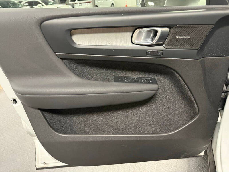 2023 Volvo XC40 B5 Plus Bright Theme