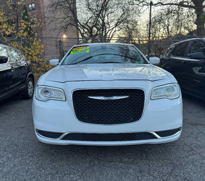 2018 Chrysler 300 Touring photo 3