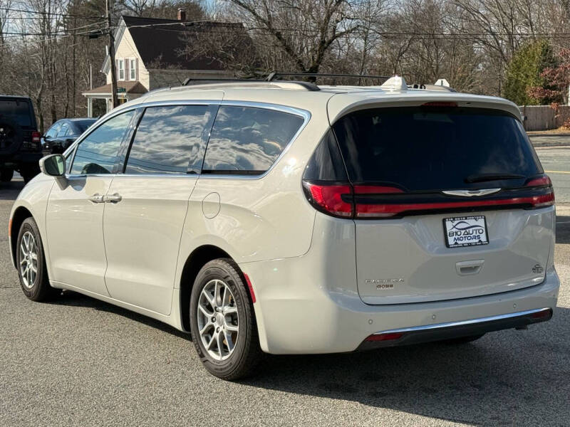 2021 Chrysler Pacifica Touring photo 8