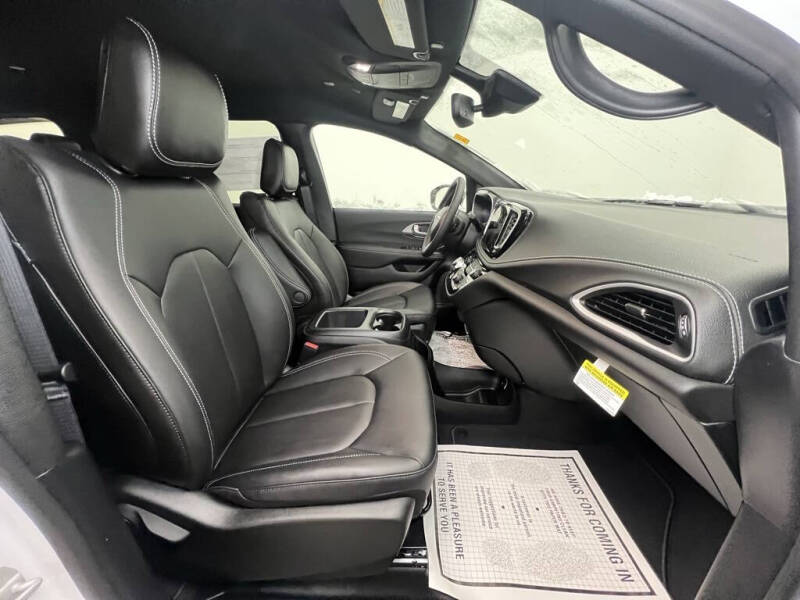 2026 Chrysler Pacifica Select