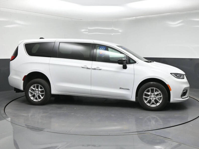 2025 Chrysler Pacifica Select