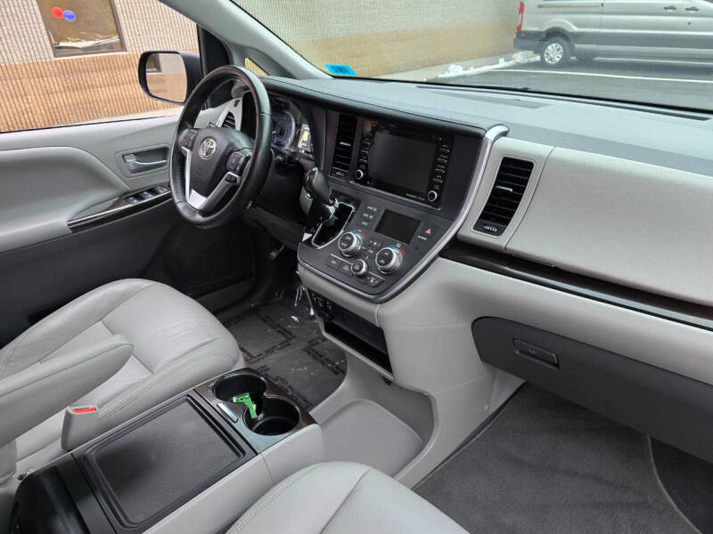 2019 Toyota Sienna XLE 8-Passenger