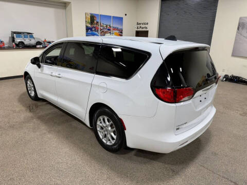 2022 Chrysler Voyager LX